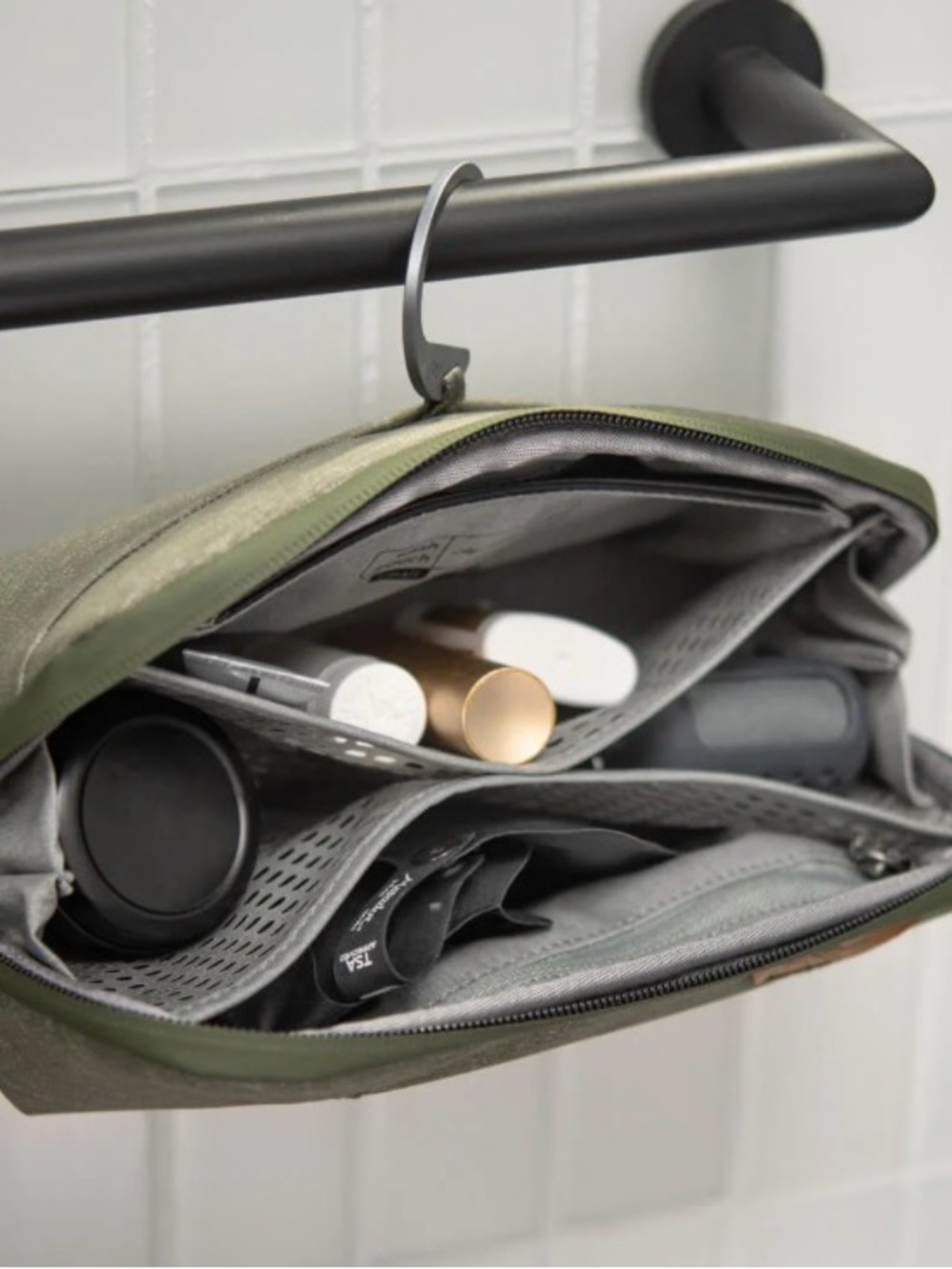 *New without tags* Peak design Travel Toiletry Dopp Kit in Olive Green - Picture 9 of 11
